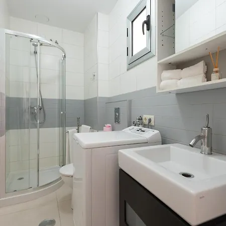 Homeforguest Two-bedroom In The Heart Of Triana Apartment